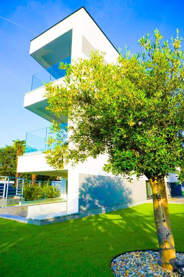 Villa Mirno More Apartments Malinska Buitenkant foto