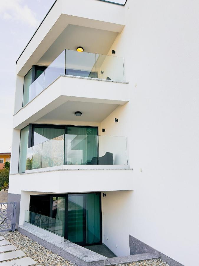 Villa Mirno More Apartments Malinska Buitenkant foto