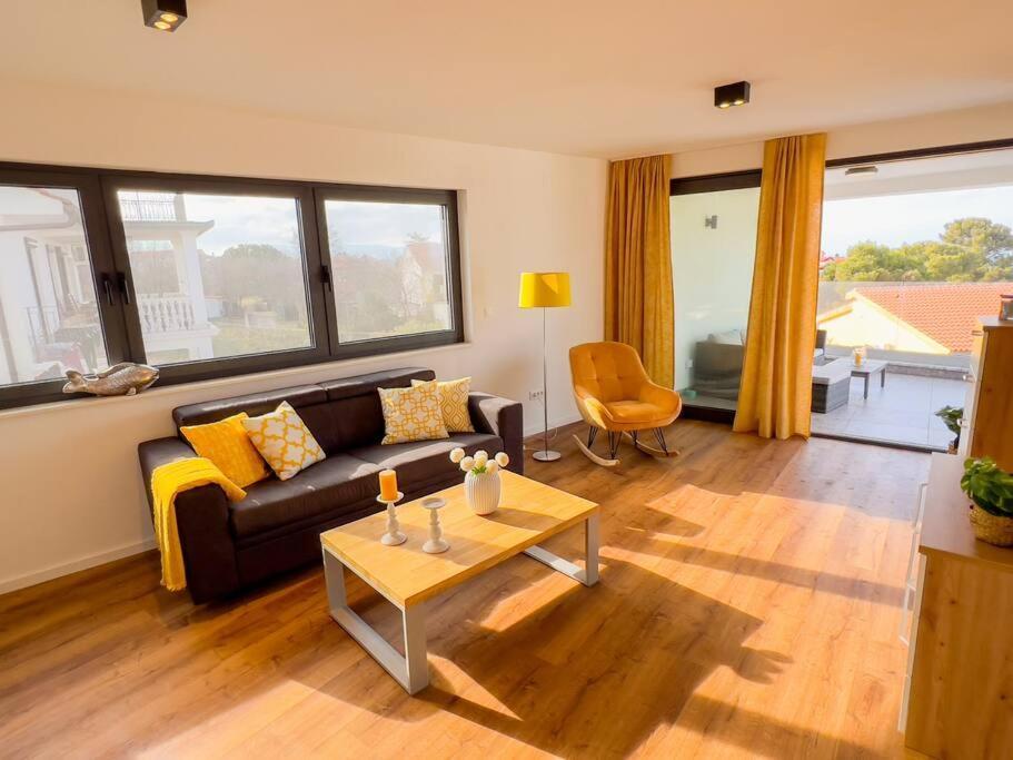 Villa Mirno More Apartments Malinska Buitenkant foto